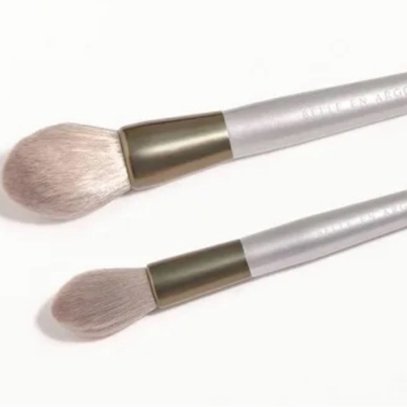 Belle En Argent Powder Bronze and Spotlight Blush Brushes - Picture 3 of 3